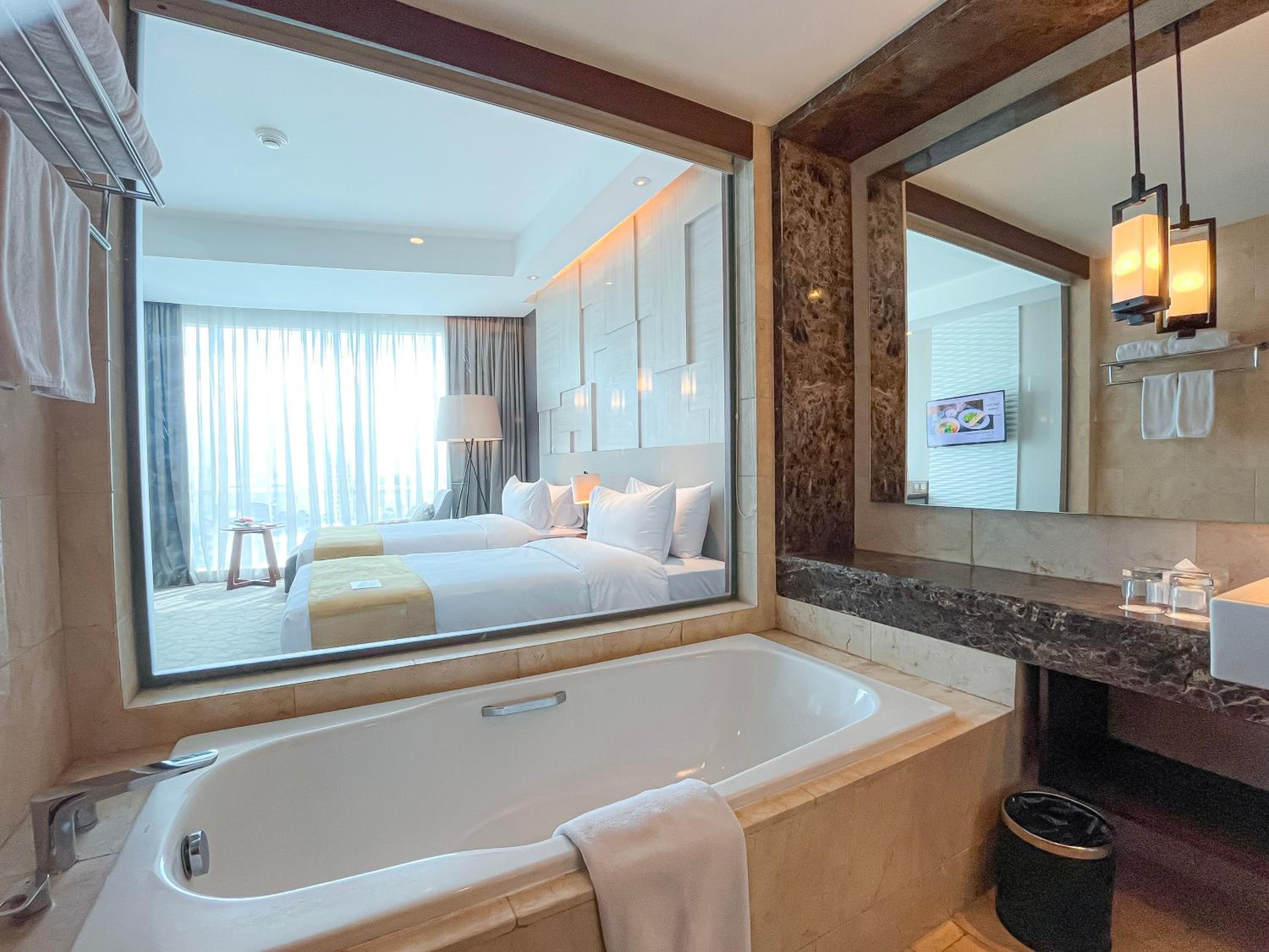 غرفة بريميوم مع دخول الصالة، Crowne Plaza Bandung 2/2