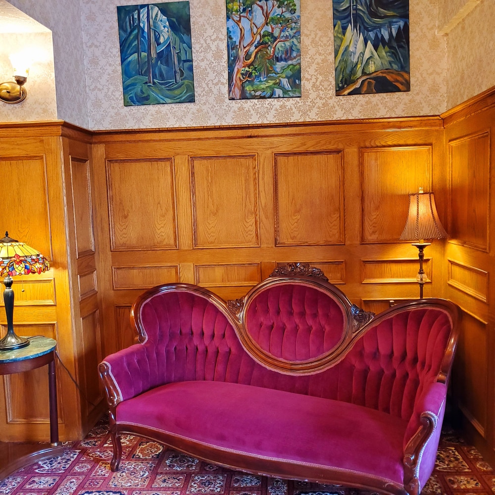 James Bay Inn Hotel Suites Cottage 46/74