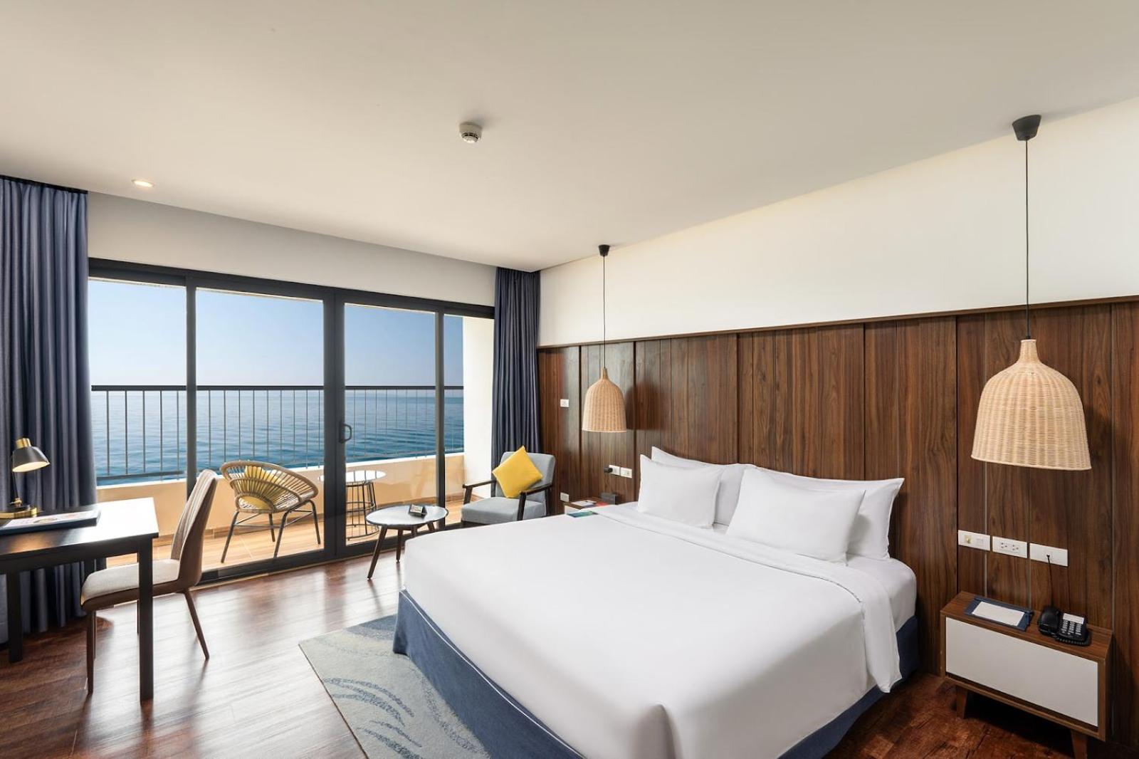 Ocean, Deluxe, King Bed, with View, Balcony