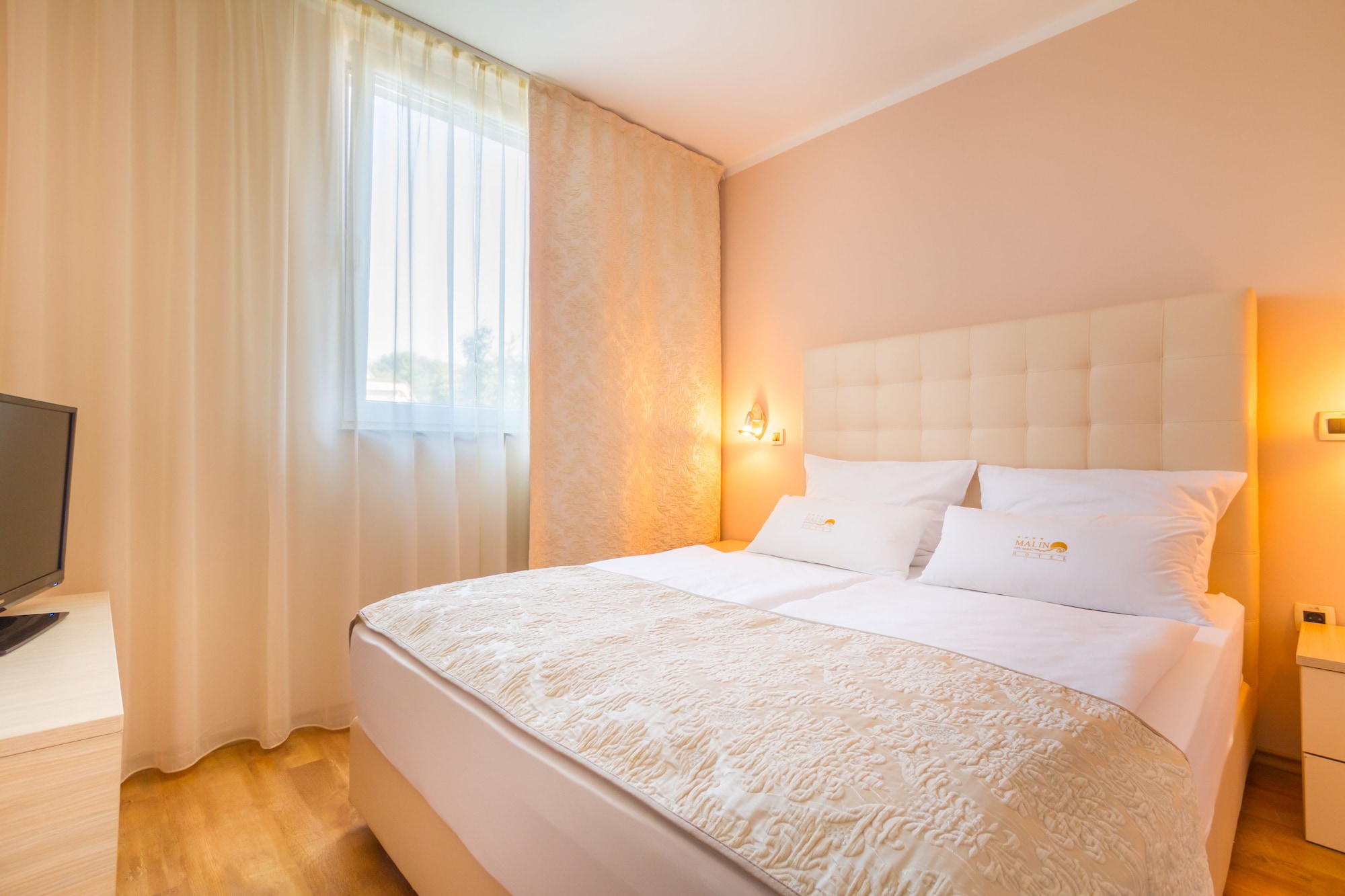 Multiple Bedrooms, Family, Queen Bed, Sofa