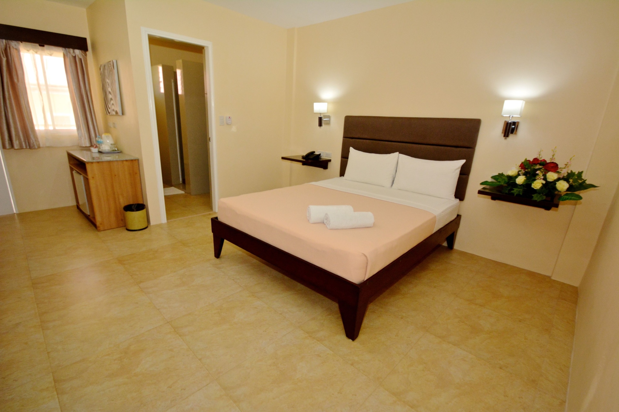 DELUXE, DOUBLE BED, WEST WING