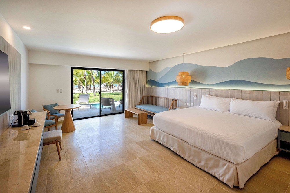 Splash, King Bed, Ocean Front