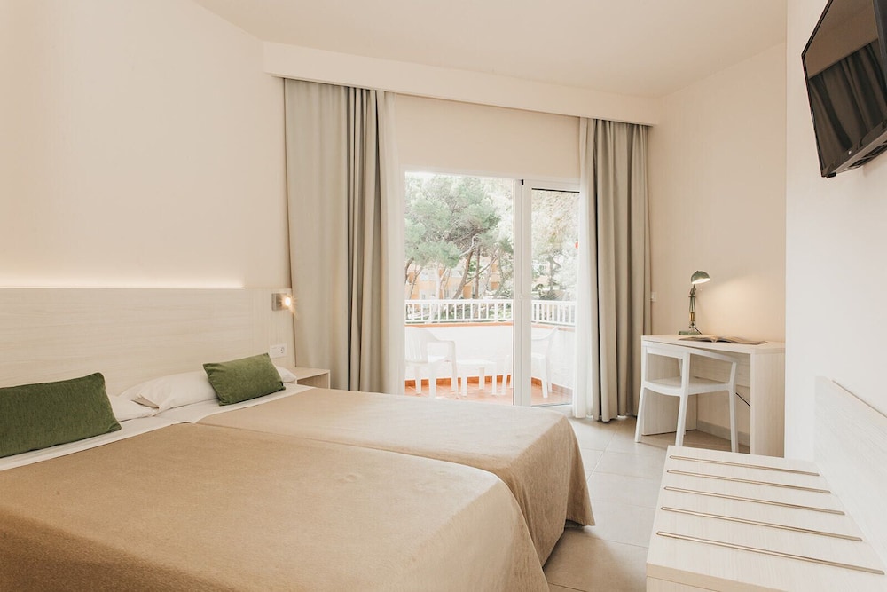 Room, Double or Twin Bed