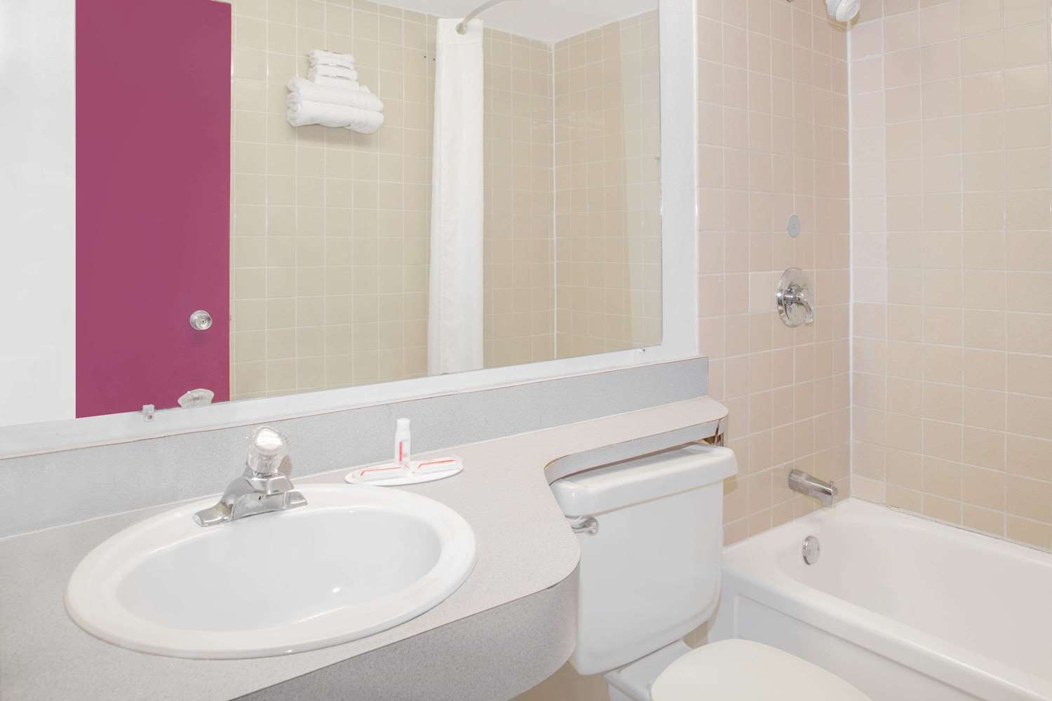 Days Inn By Wyndham Tallahassee University Center 7/8