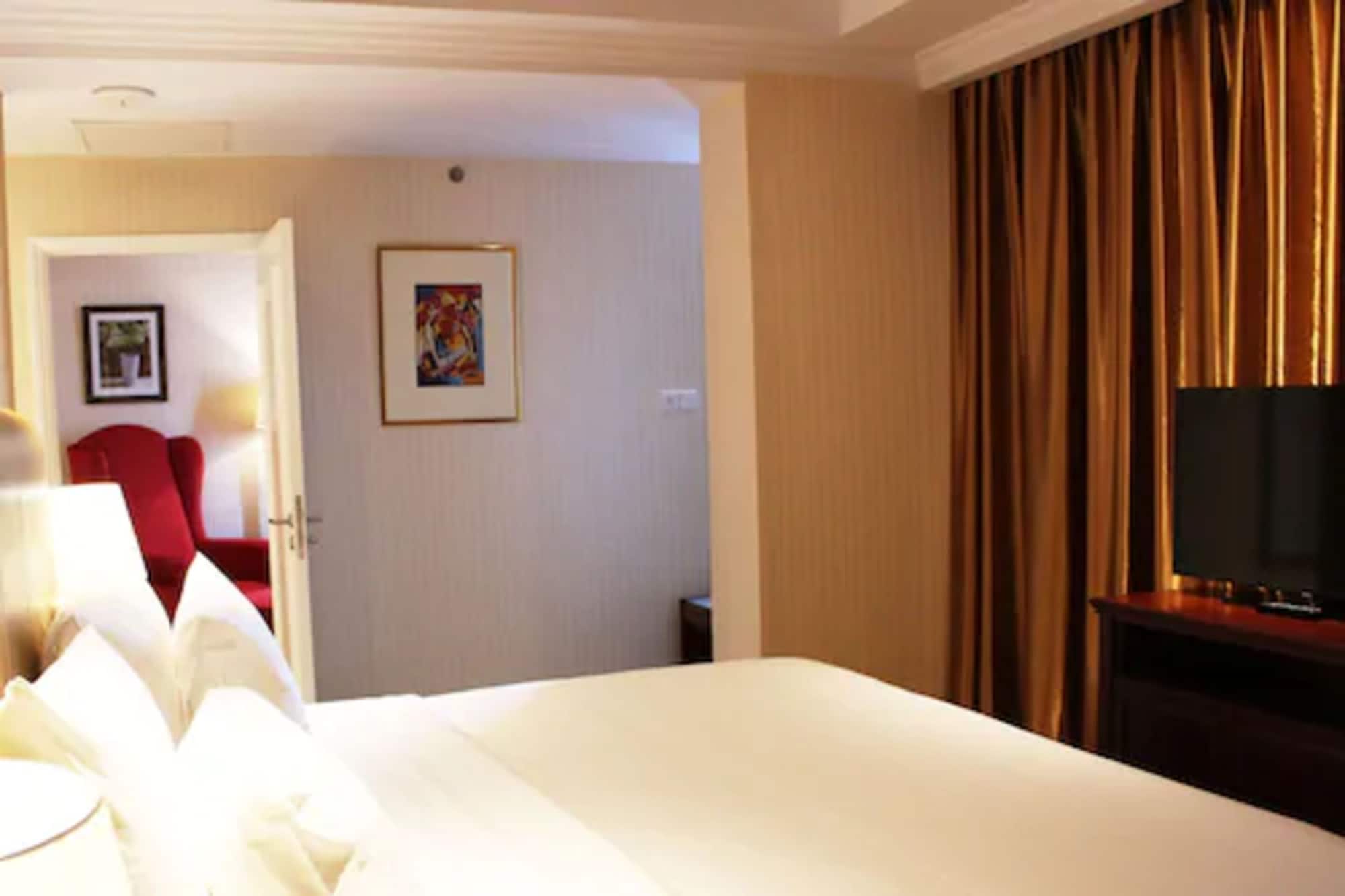 1 BEDROOM, JUNIOR SUITE, CORNER