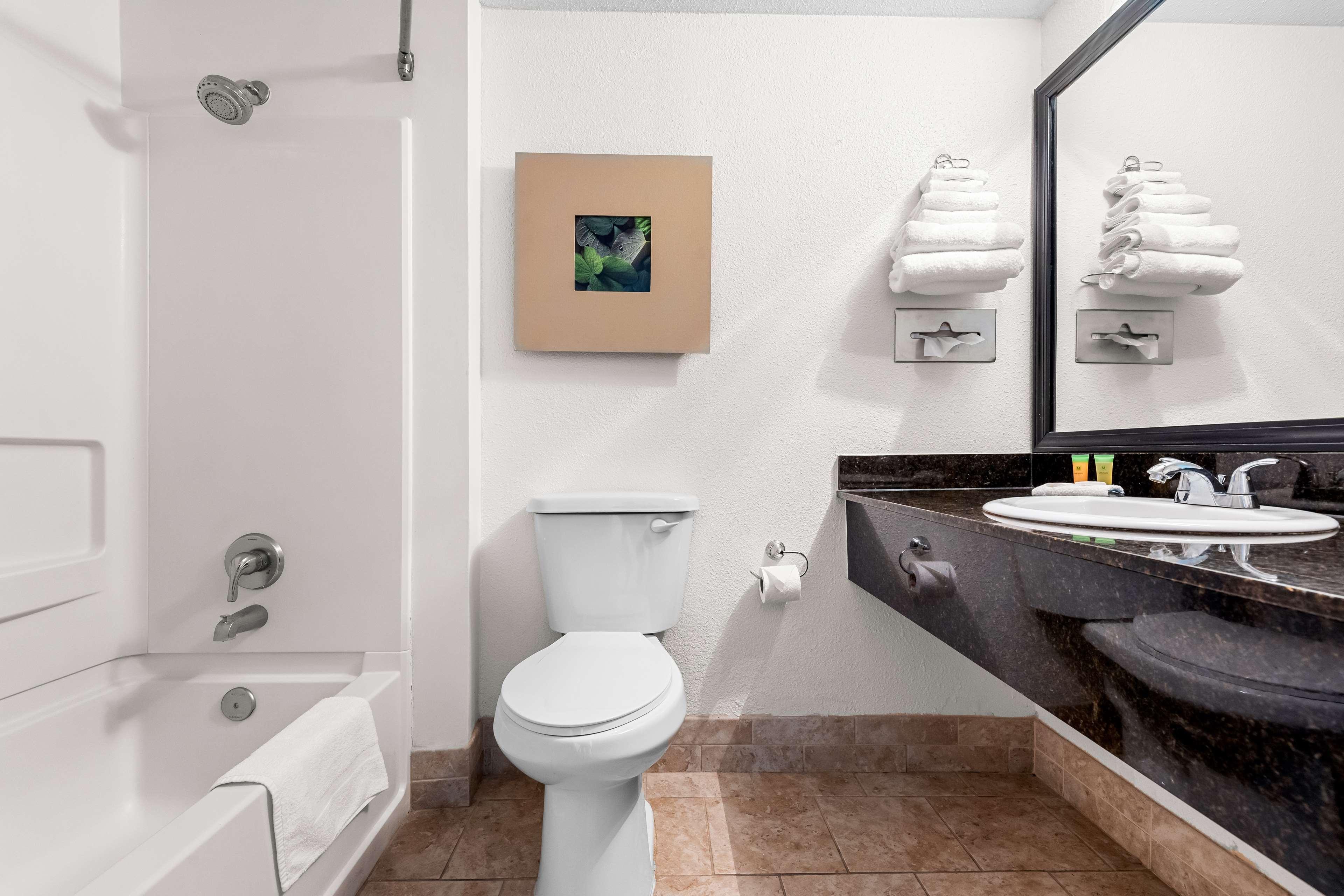 جناح بسرير كينج بغرفتين بمنطقة جلوس، Magnolia Hotel, BW Signature Collection 6/6