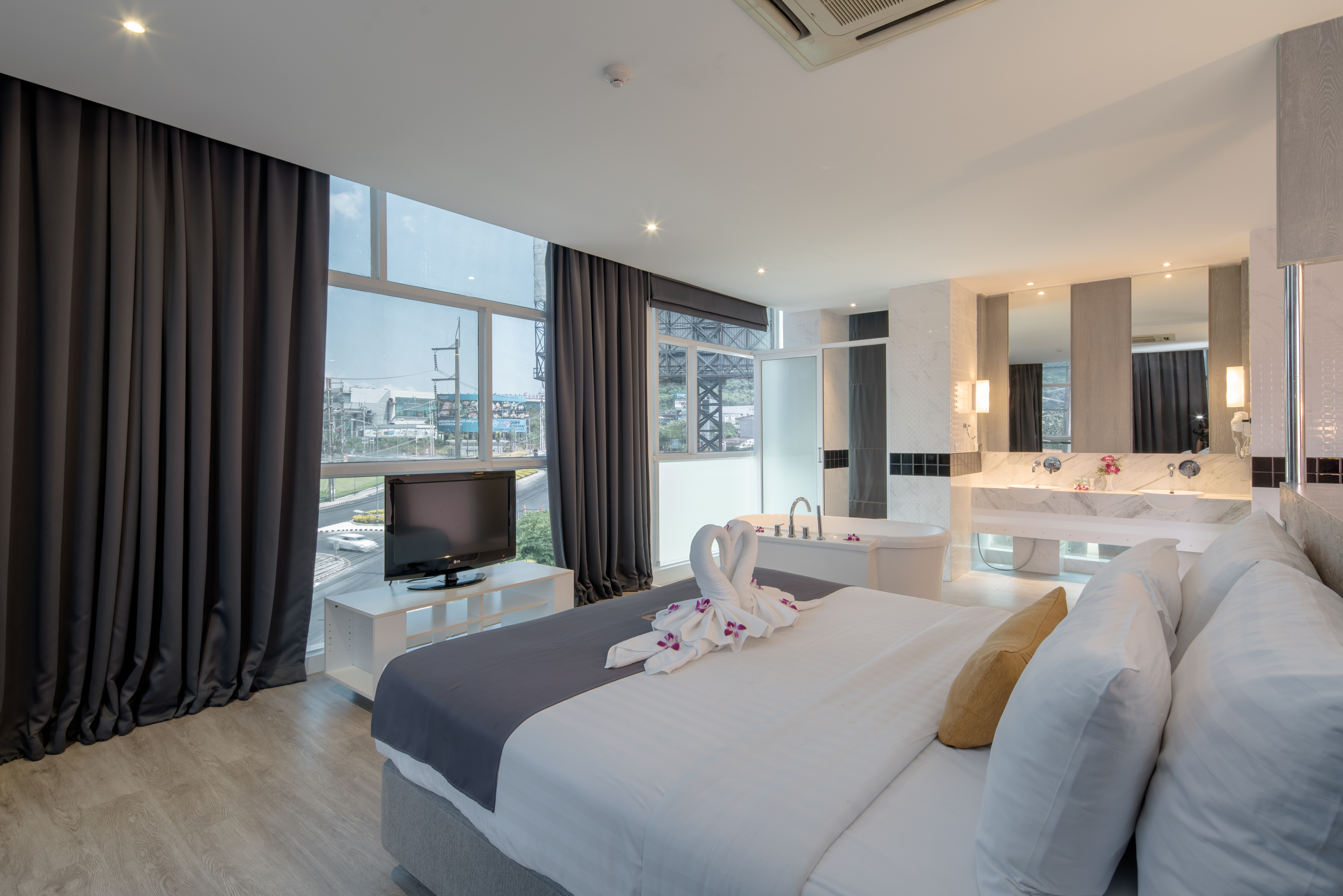 Honeymoon, Suite