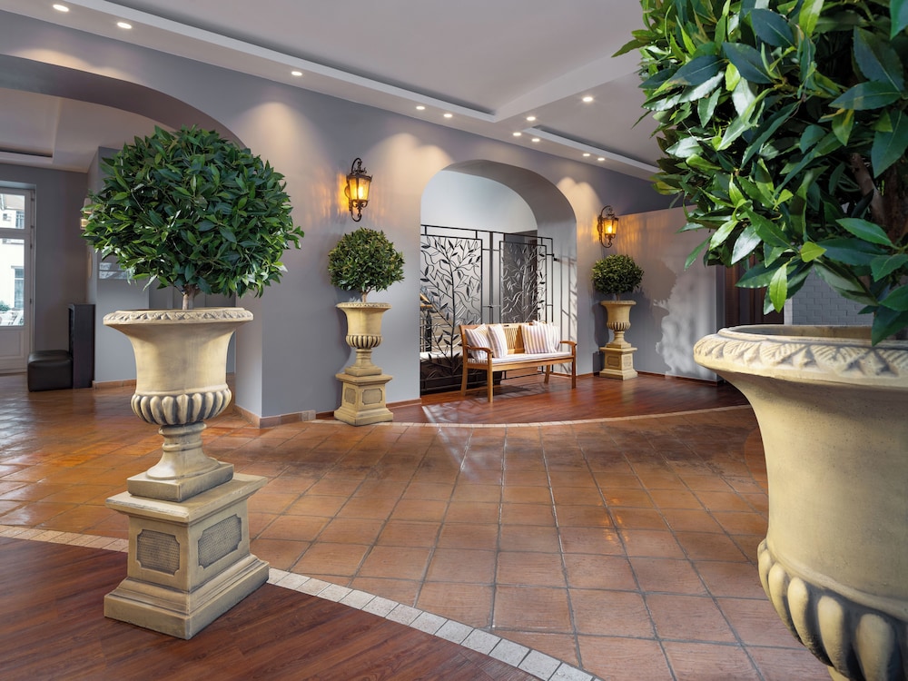 Lobby at Mamaison Residence Izabella Budapest, BUDAPEST