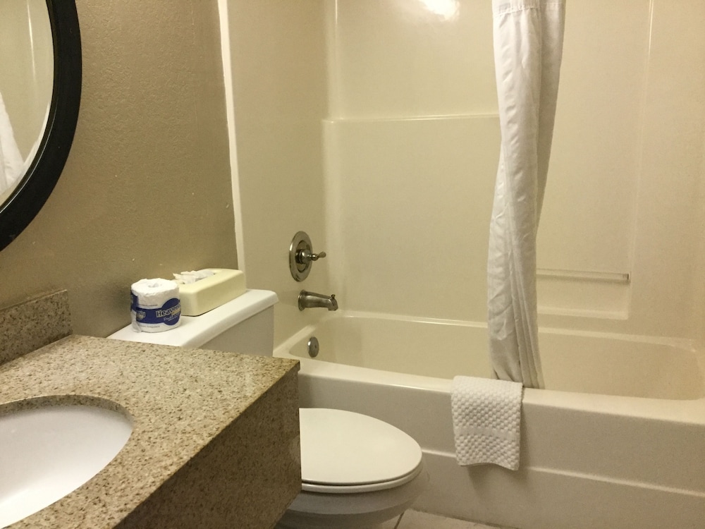 Super 8 by Wyndham Waycross GA 15/22