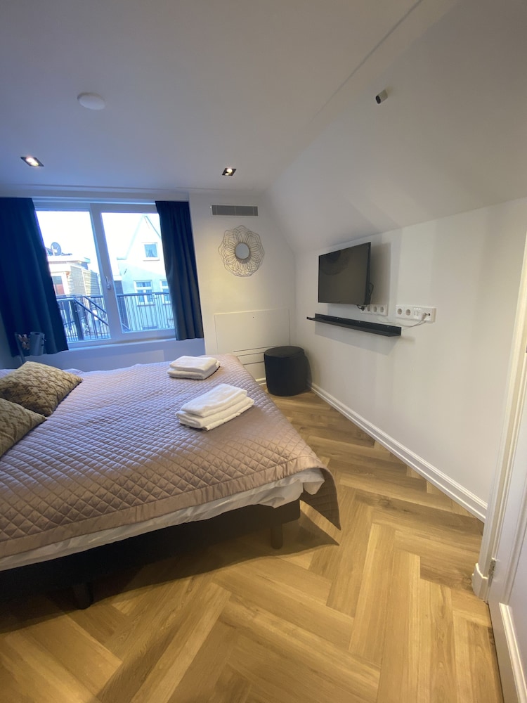 Damrak Short Stay Amsterdam 7/35