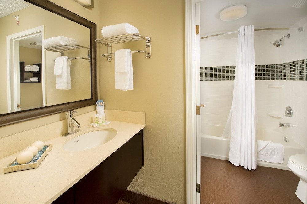Staybridge Suites Miami Doral Area 16/55