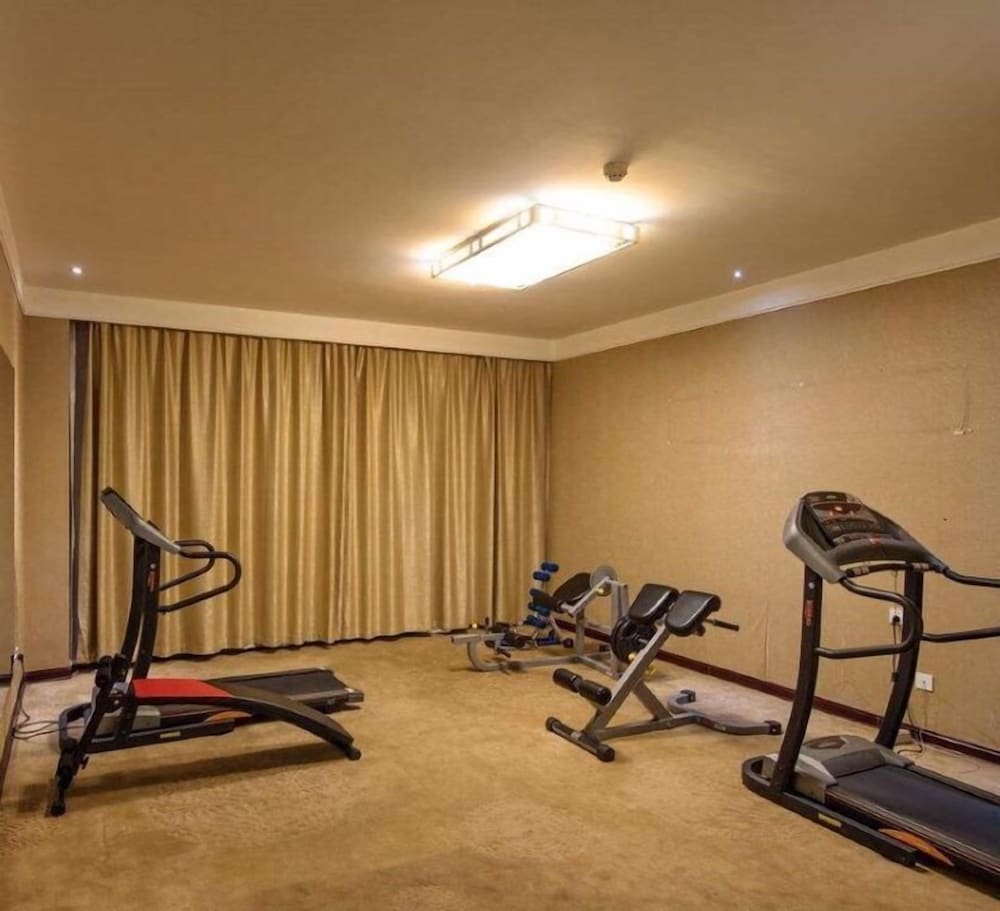 Grand Hyatt International Hotel & Free Airport Shuttle, Free VPN, Penguin Airport Hotel. 7/10