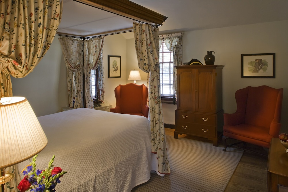 The Colonial Houses - A Colonial Williamsburg Hotel 30/66