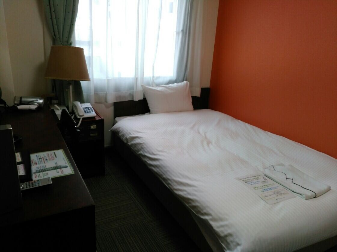 ROOM, SINGLE