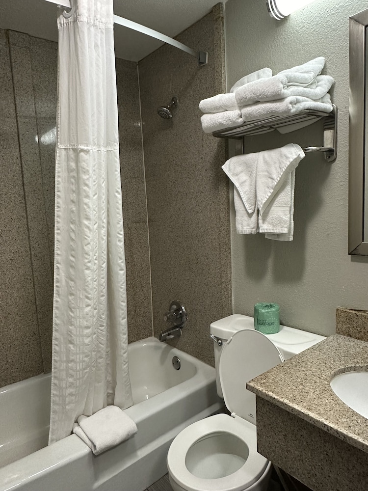 Days Inn & Suites By Wyndham Downtown Gatlinburg Parkway 54/68