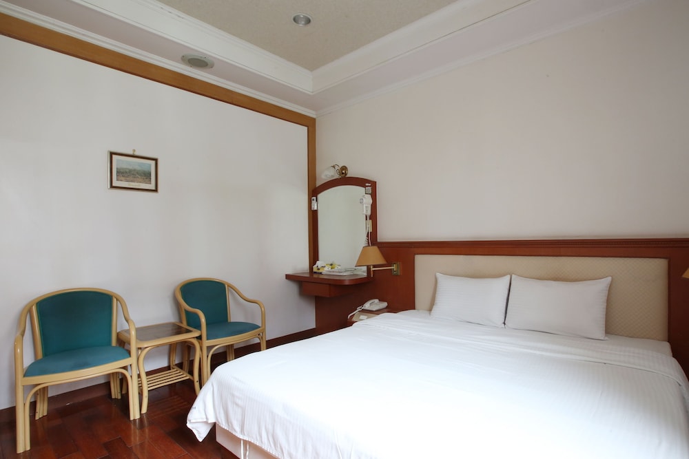 Long Shan Hotel 37/68
