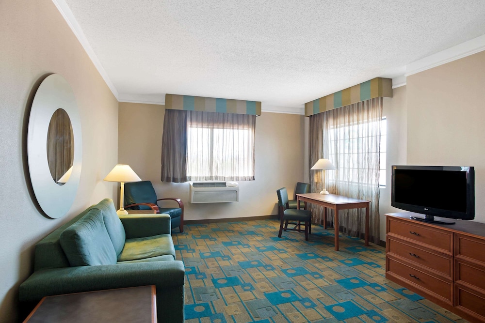 La Quinta Inn Suites Round Rock North 26/41
