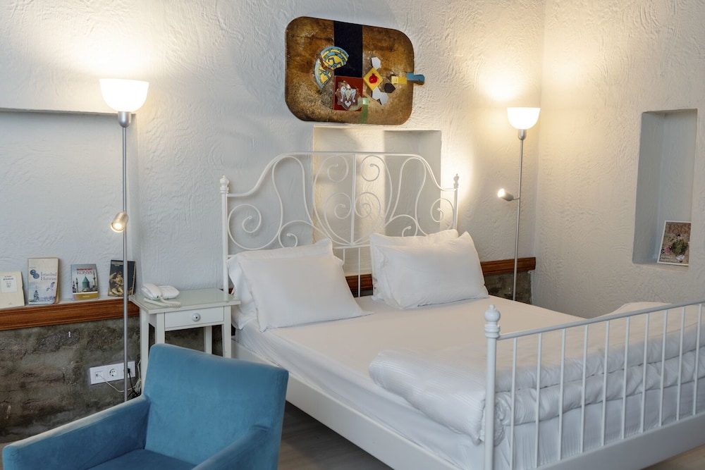 DESIGN, QUEEN BED, COURTYARD VIEW