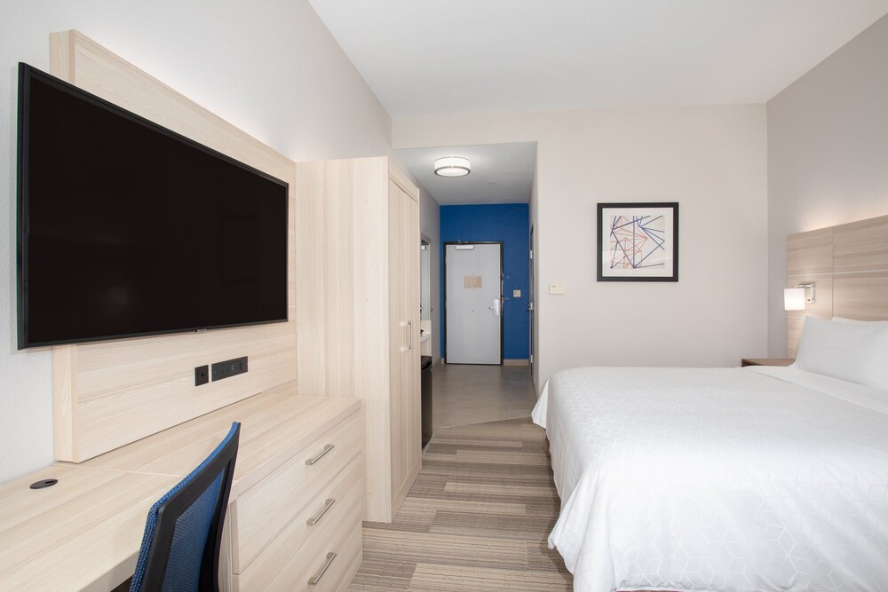 Holiday Inn Express & Suites Phoenix - Glendale Sports Dist 17/63