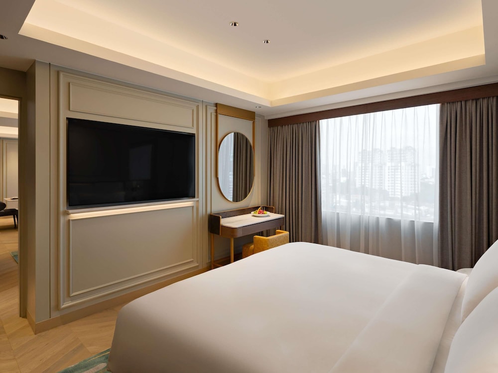 DELUXE, SUITE, KING BED