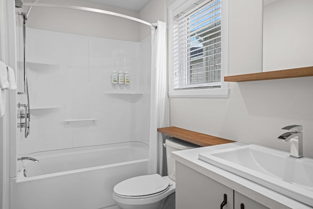 كوخ بسرير كوين بمطبخ، Days Inn by Wyndham Riviere-Du-Loup 2/2