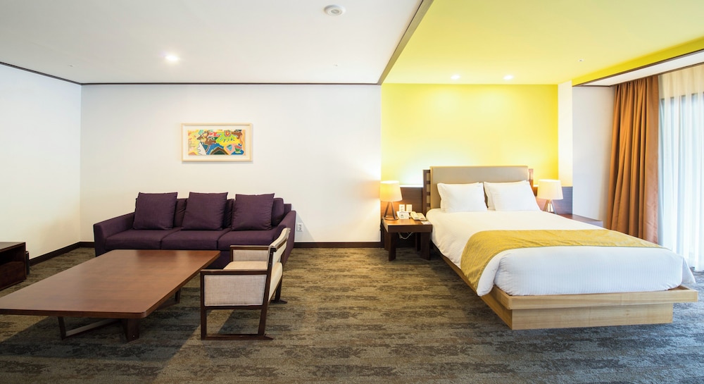 Suite, Queen Bed, Slope View