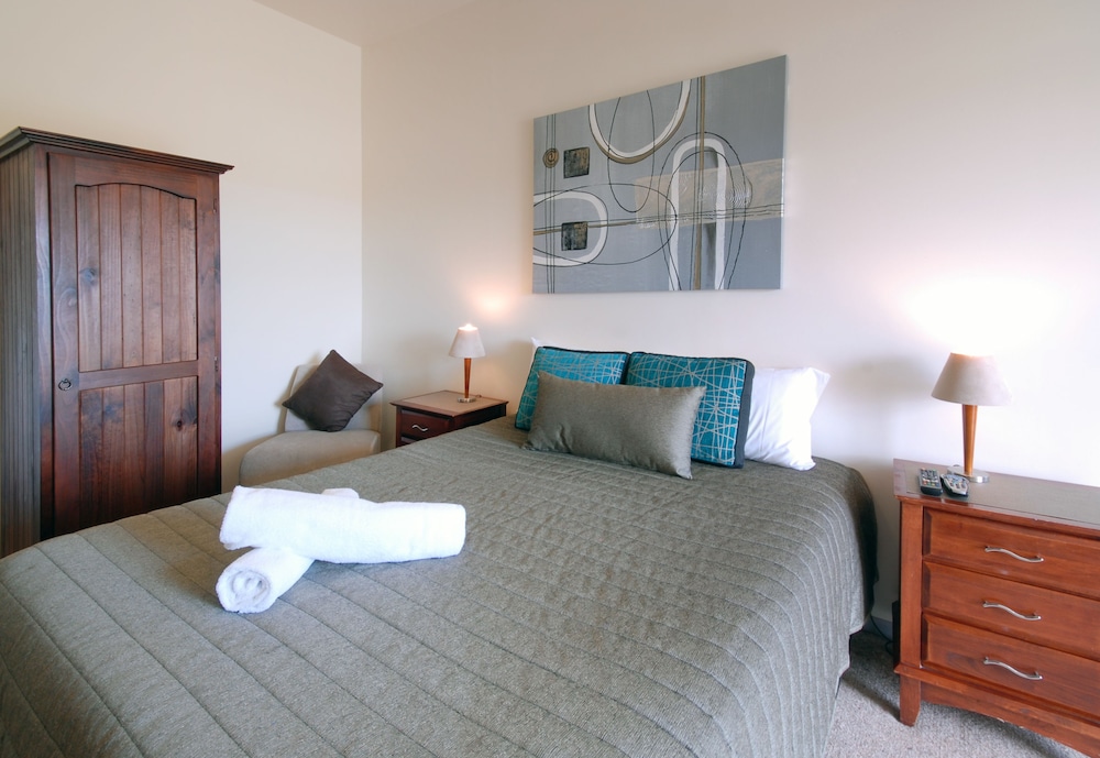 Riverview Boutique Motel 12/48