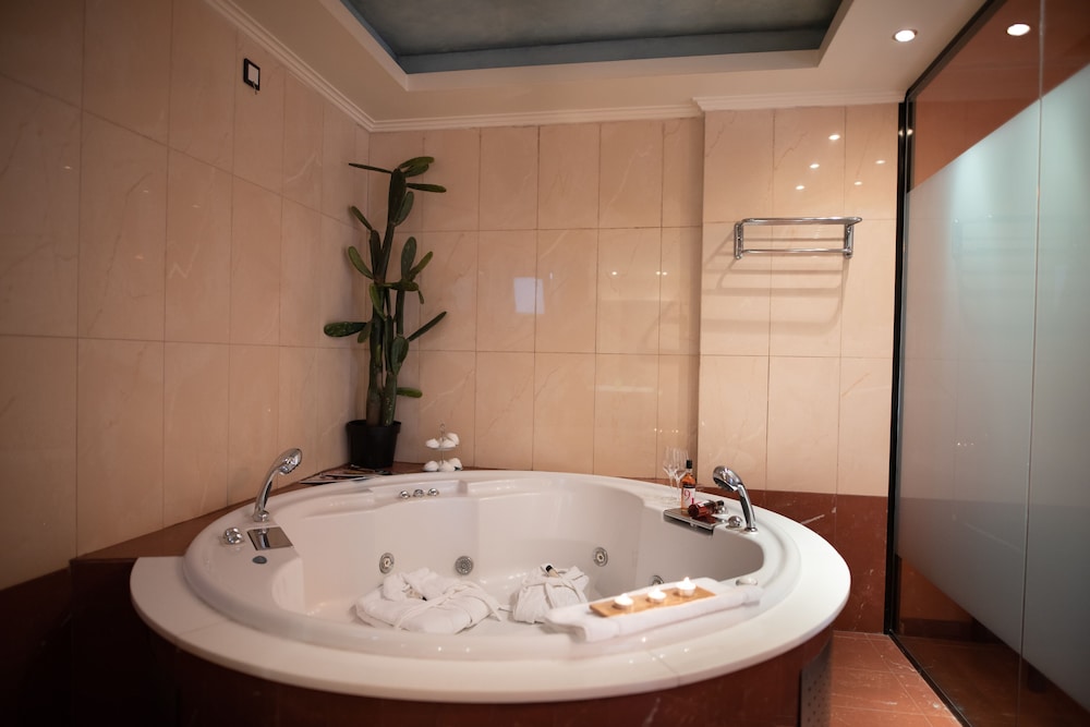 ANASTAZIA LUXURY SUITES & ROOMS 69/70