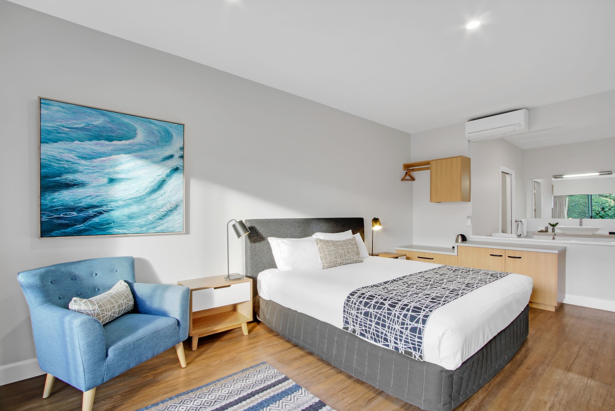 Spa, Suite, King Bed, Courtyard View