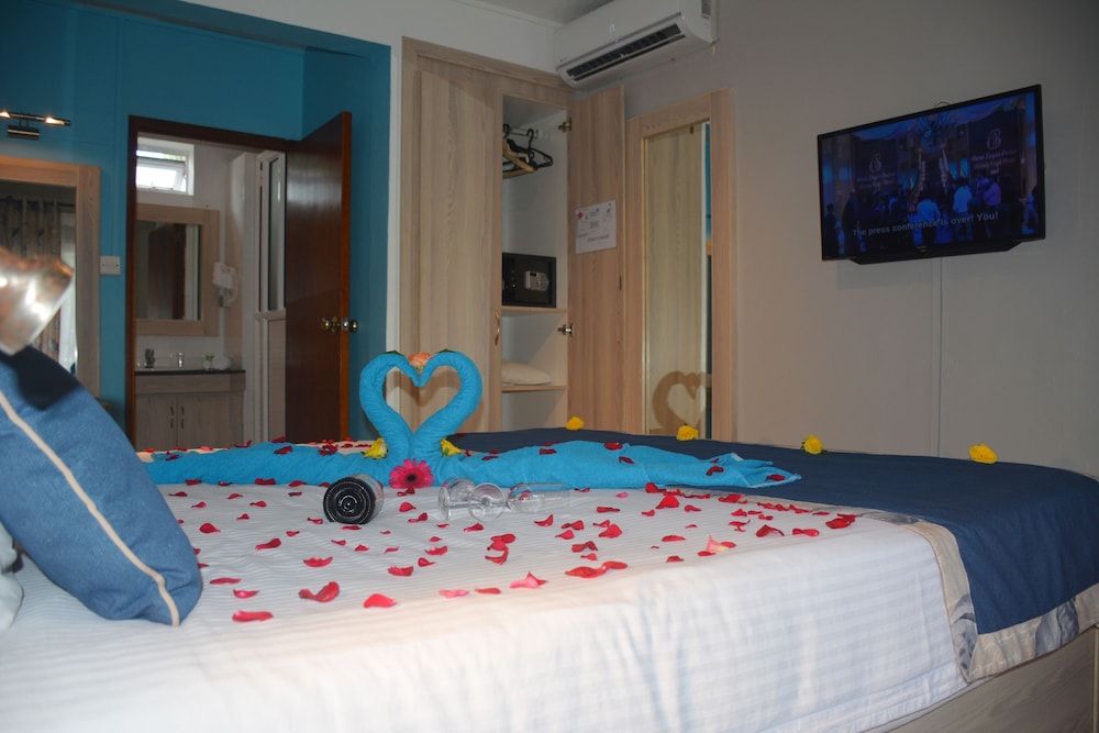 LE GRAND BLEU HOTEL 12/54