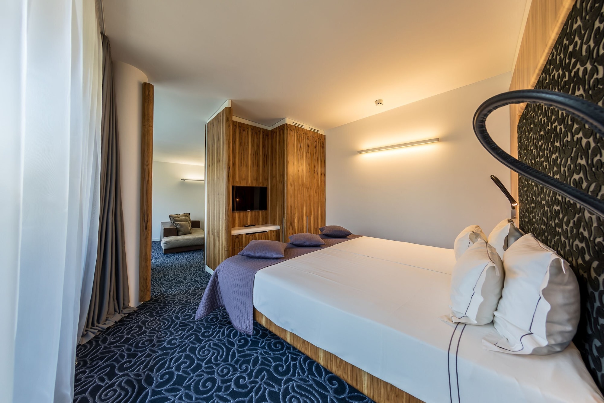 Deluxe, Suite, King Bed, 2 Sofa, Design Building 2/4