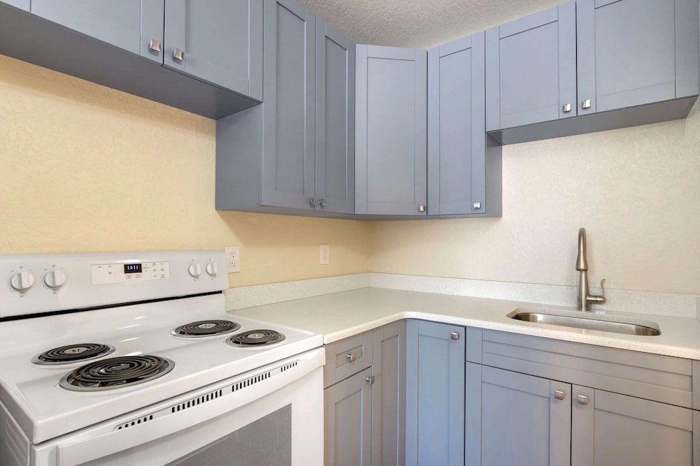 Quality Inn Saint Petersburg North - Tampa Bay 24/33