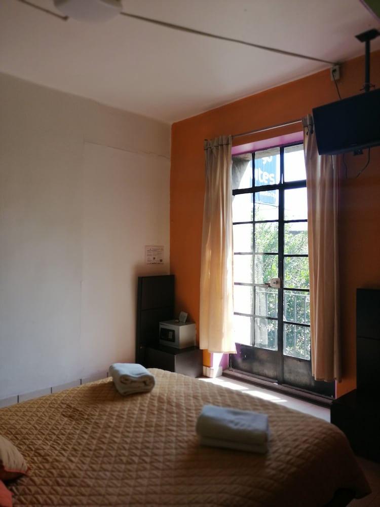 Amigo Suites Hotel 33/43