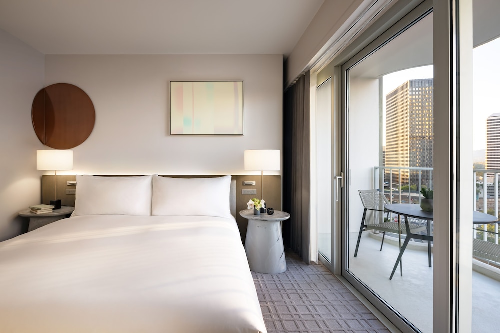 Fairmont Gold, Executive, Studio, King Bed, City View, Sofa