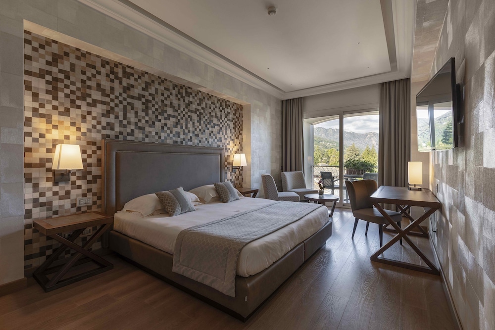 Superior, Twin Beds, Partial Lake View
