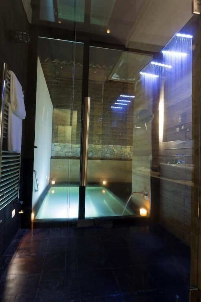 Uvence Arte + Hotel 24/50
