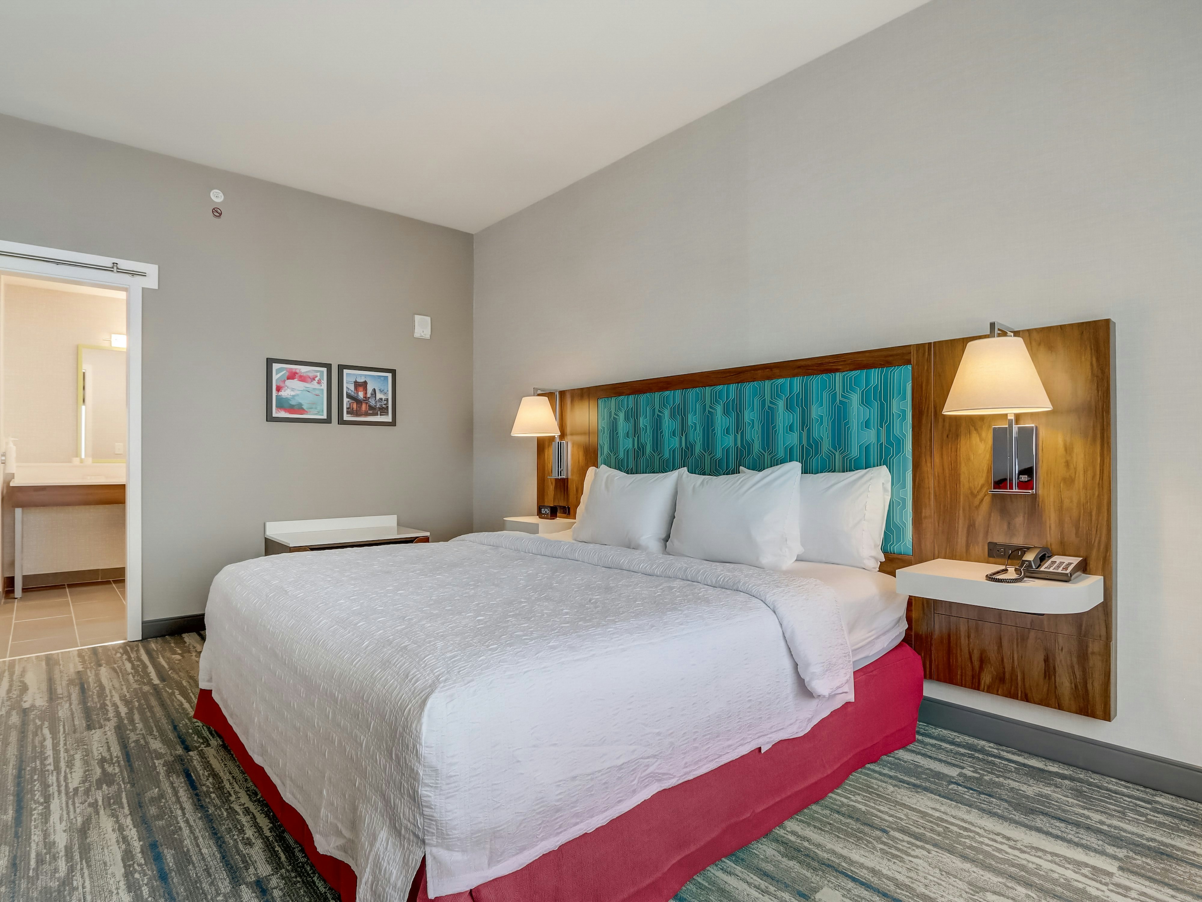 ROOM, KING BED