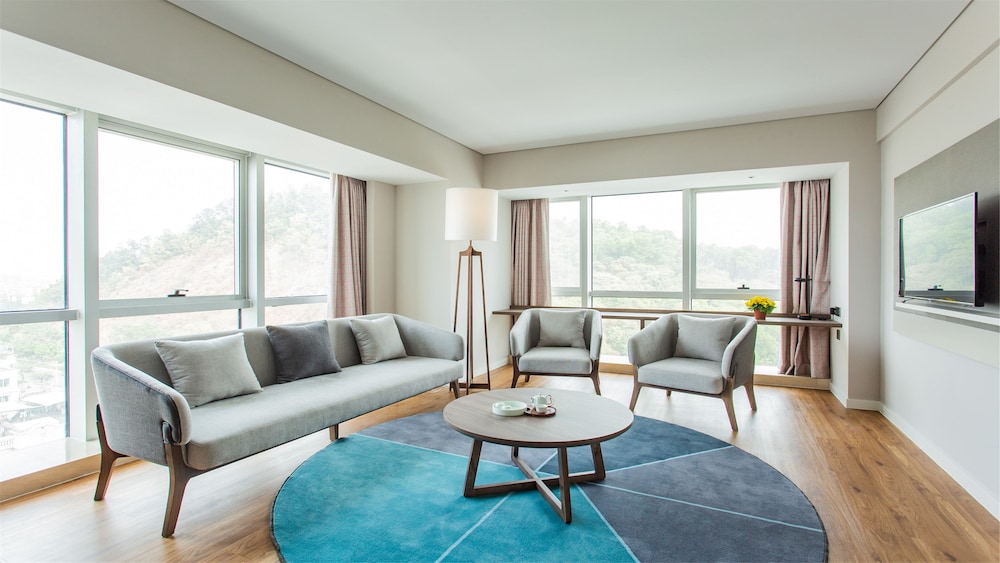 Holiday Inn Express Jiangmen Jianghai 42/79