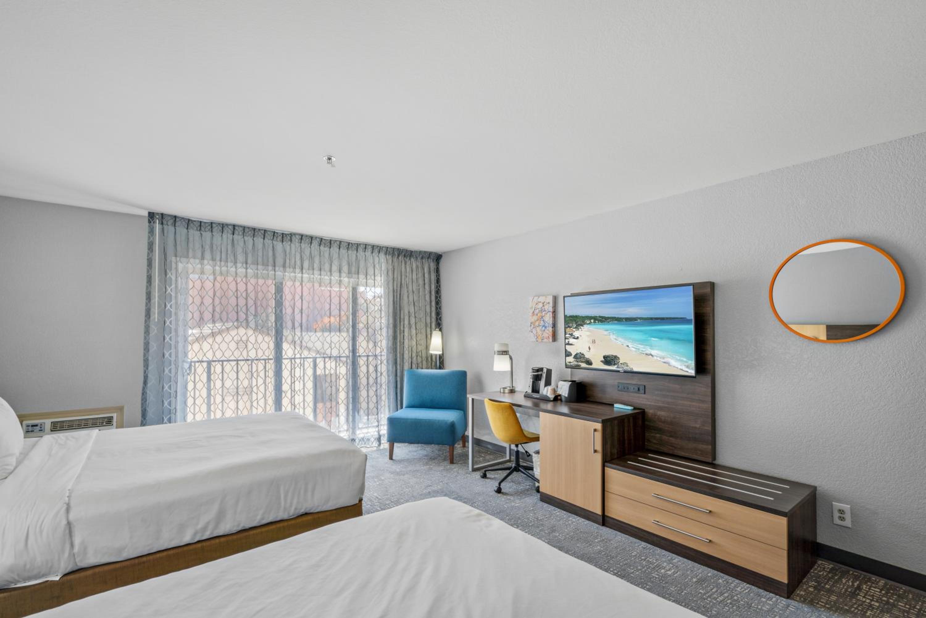 Room, 2 Queen Beds, Partial Water View
