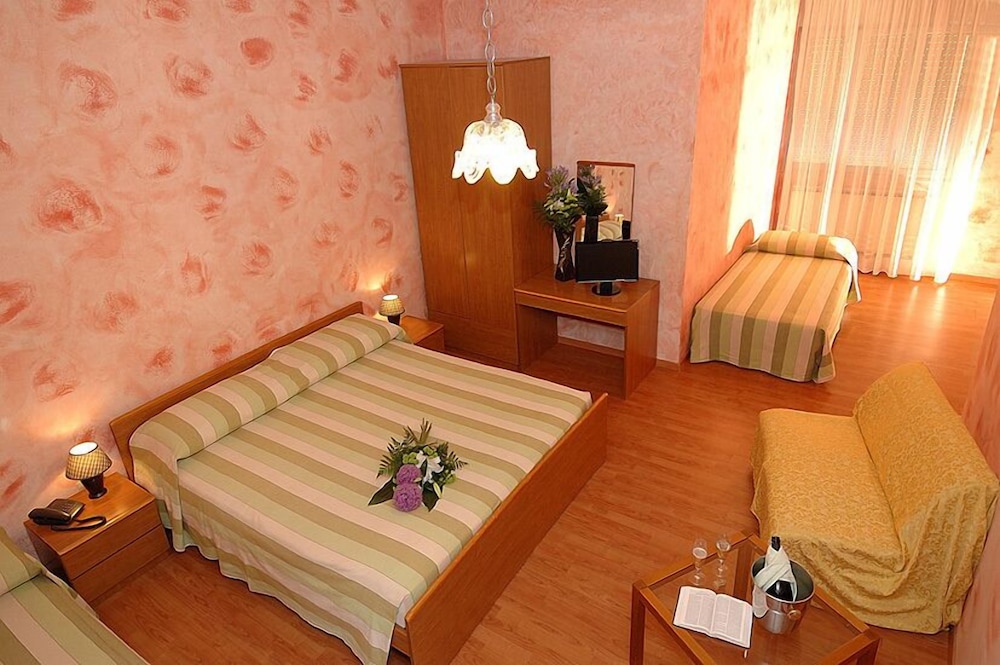 Hotel Primavera 8/15