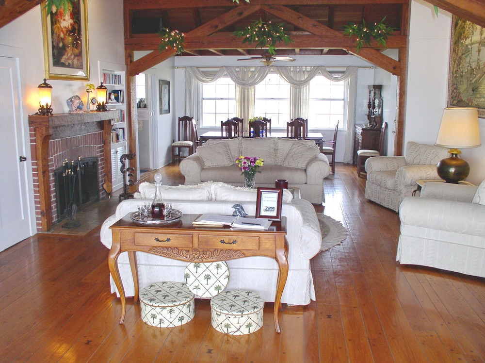 Beachfront Bed & Breakfast 23/46