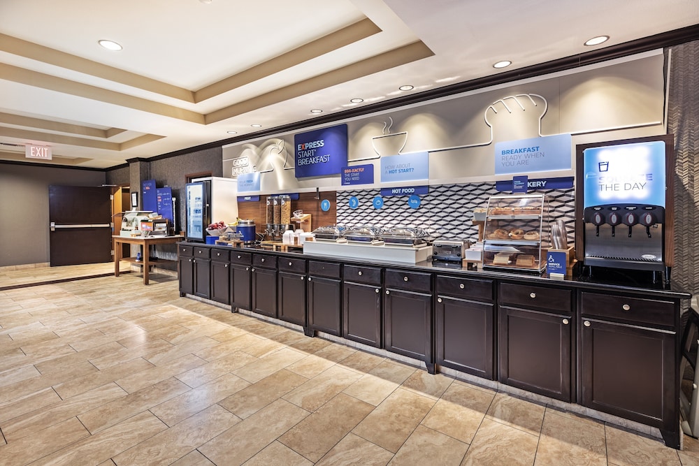 Holiday Inn Express Suites Floresville 49/58