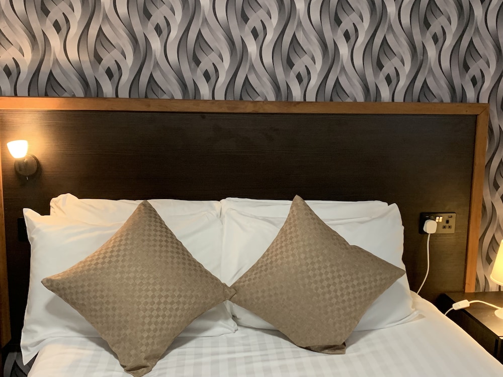 IBI Imperial Salford (ex Trivelles Hotel Manchester - Cross Lane) 41/62