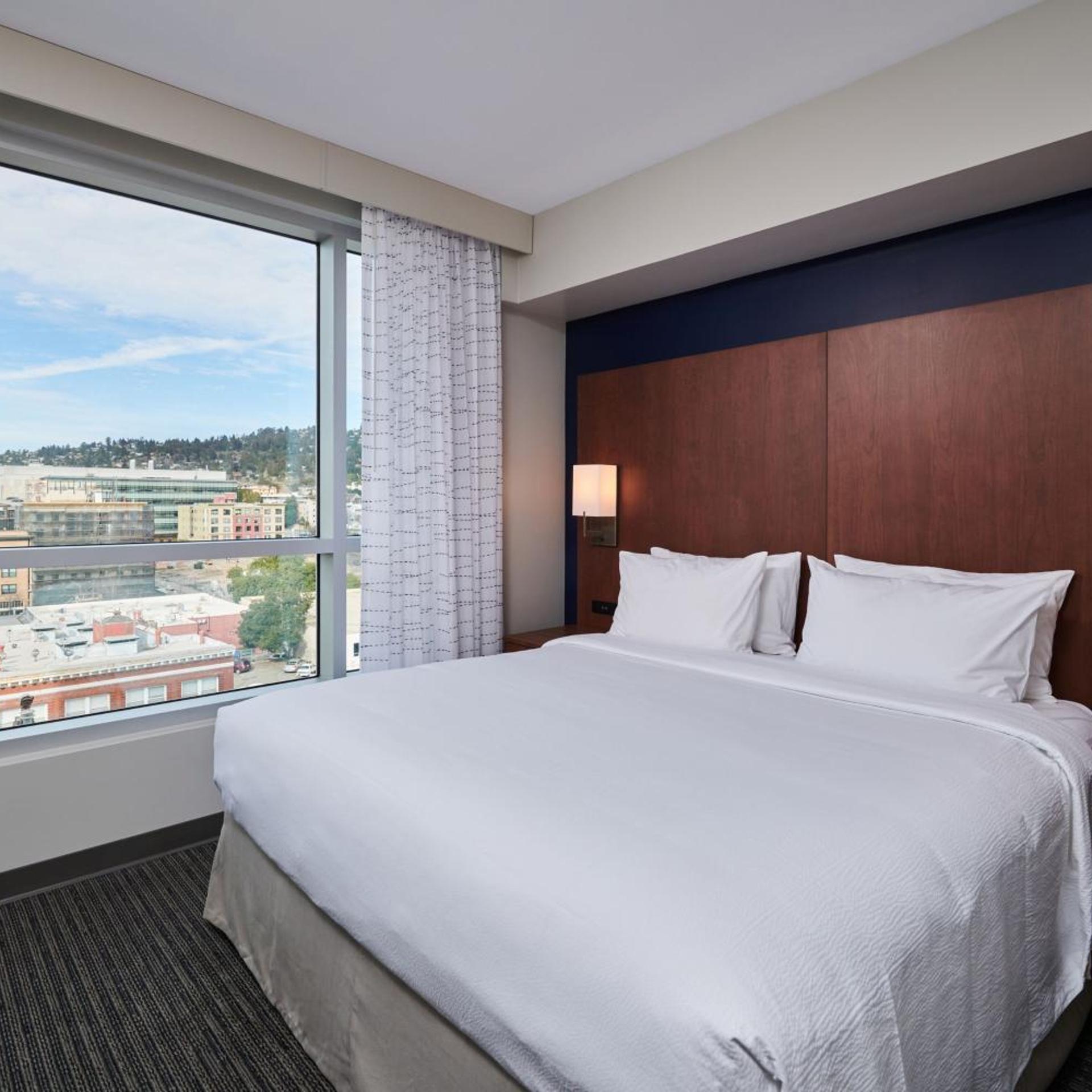 1 Bedroom, Suite, King Bed, Partial Bay View, Sofa