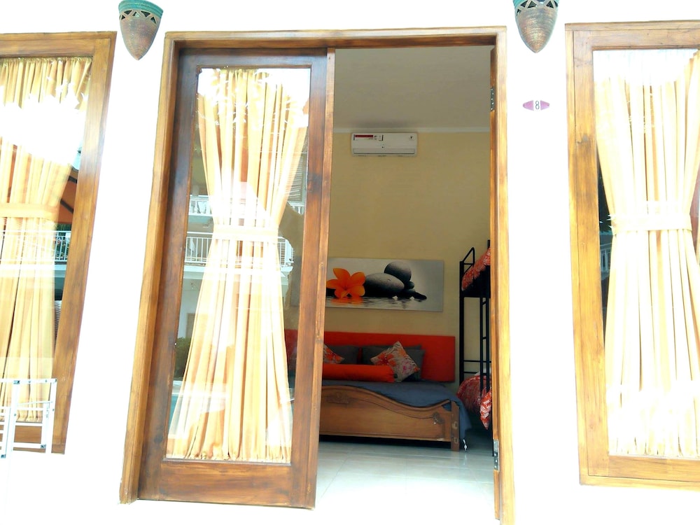 Villa Agung Beach Inn 39/65