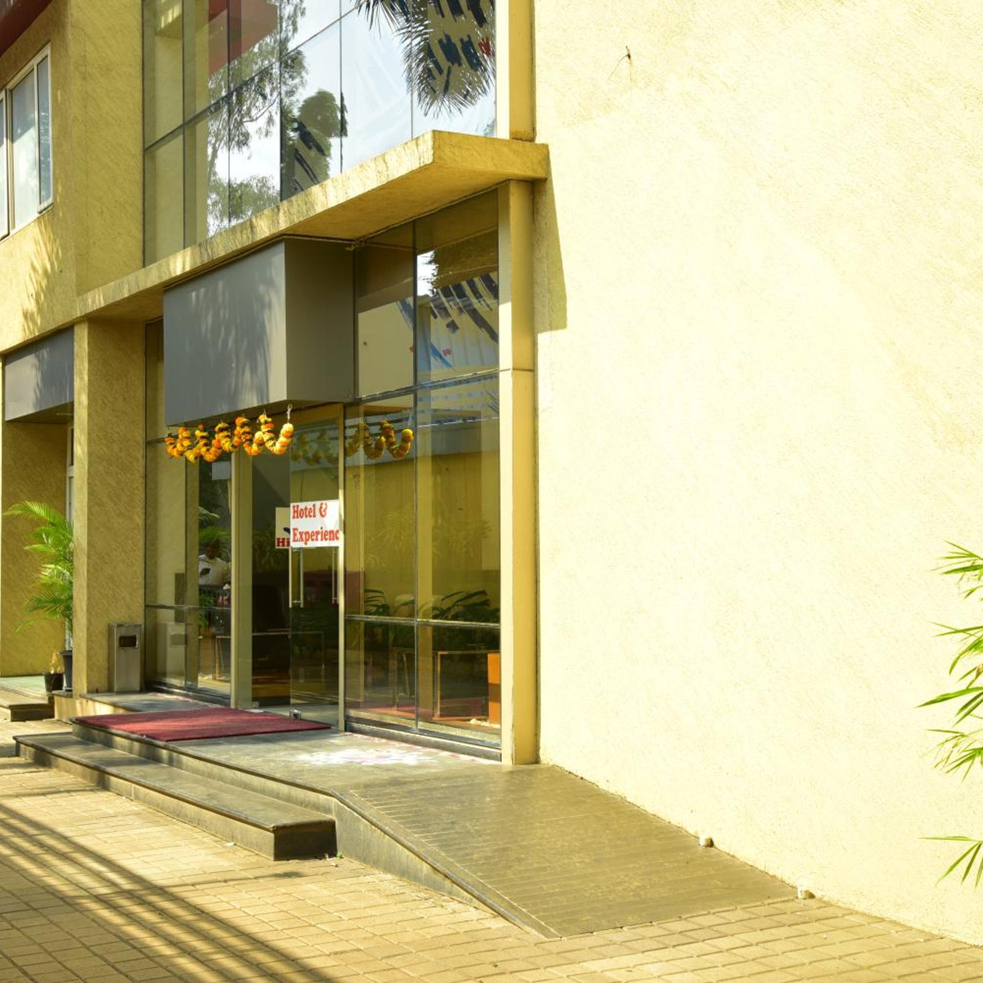 Hi 5 Hotel And Experience 8/39
