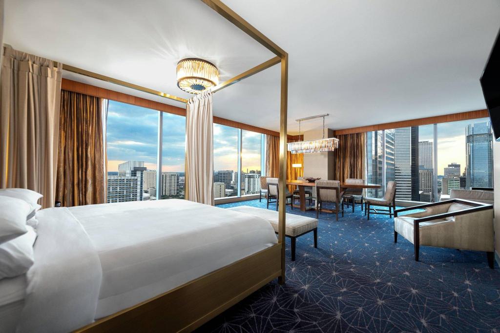 Cosmopolitan, Suite, King Bed, Pool View, Sofa, Corner