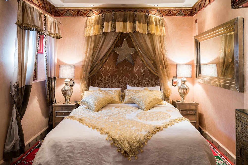 DELUXE, DOUBLE OR TWIN BED