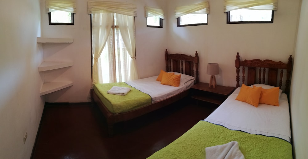 La Isla Hotel 7/35