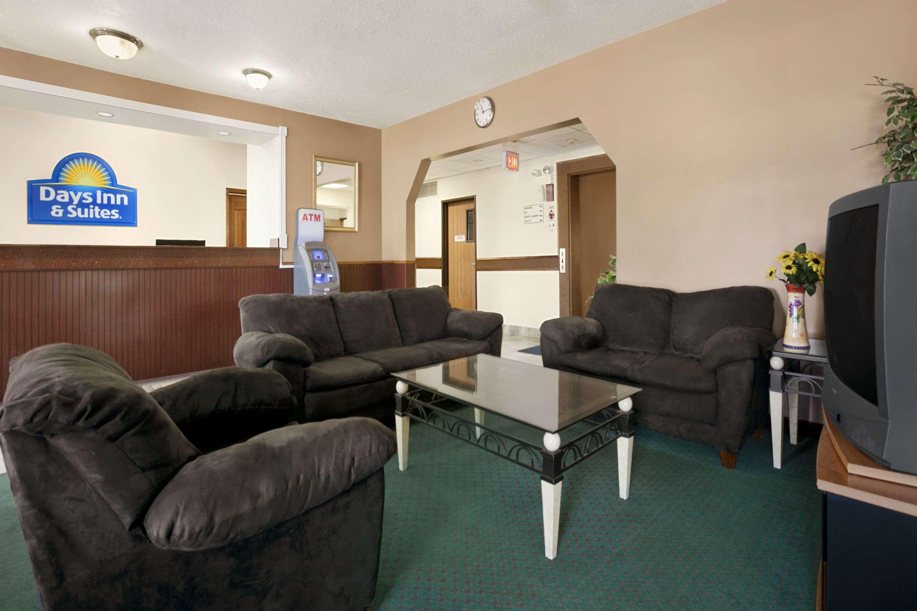 Days Inn & Suites By Wyndham Romeoville 16/26